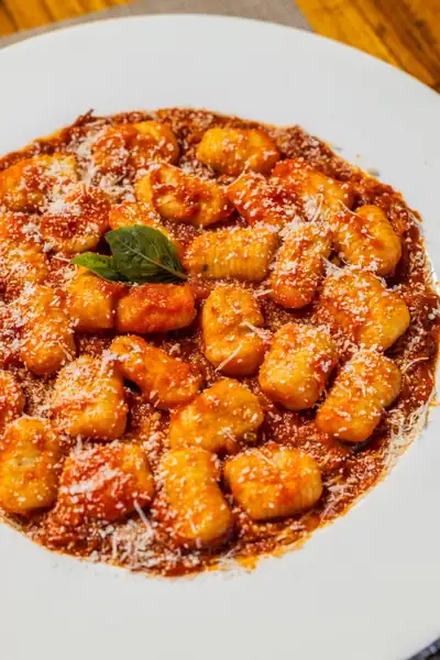 Gnocchi hechos en casa con salsa de tomate