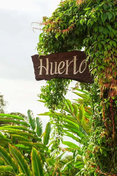 Entrada al huerto de Villa Emma