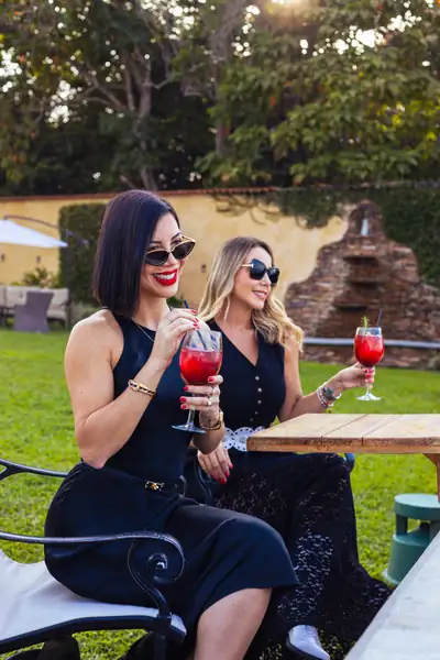 Brindis en los jardines