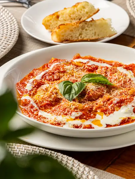 Pasta con salsa de tomate y focaccia