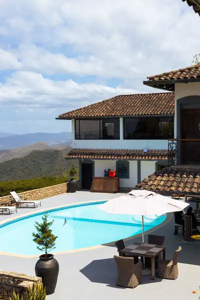 La villa y la piscina con vista a la montaña